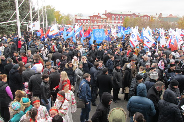 4 ноября на Театральной площади Саратова прошел митинг, посвященный Дню народного единства