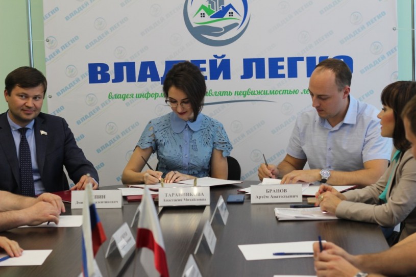 Подписаны первые соглашения о присоединении к социальному проекту «ВладейЛегко» органов власти Саратовской области