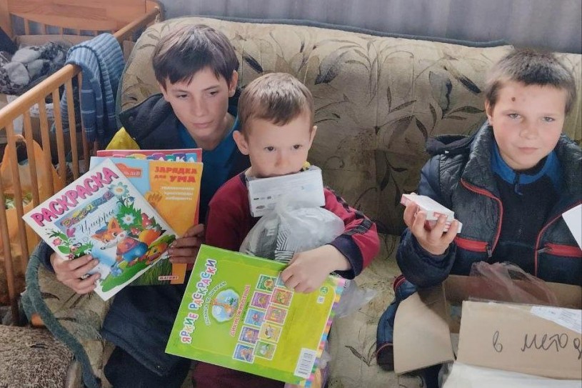 Л​ысогорская центральная библиотека передала канцтовары, детские журналы и развивающие пособия для детей Донбасса