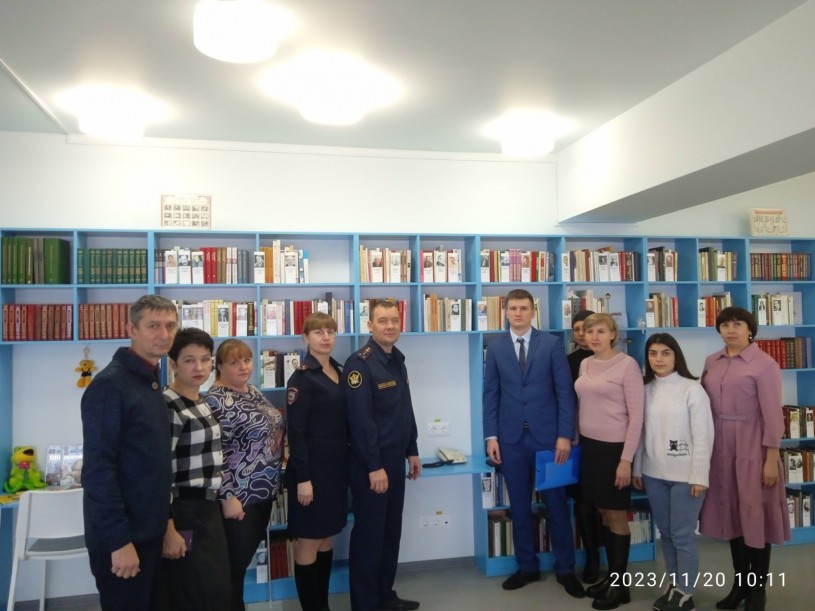 В рамках Всероссийского дня правовой помощи детям в Лысогорской центральной библиотеке был организован телефон прямой «горячей линии»