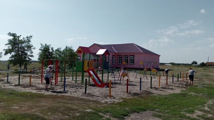 В Чадаевке состоялось открытие детской площадки, установленной в рамках программы поддержки местных инициатив